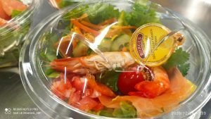 Salade a emporter dans les plateaux repas